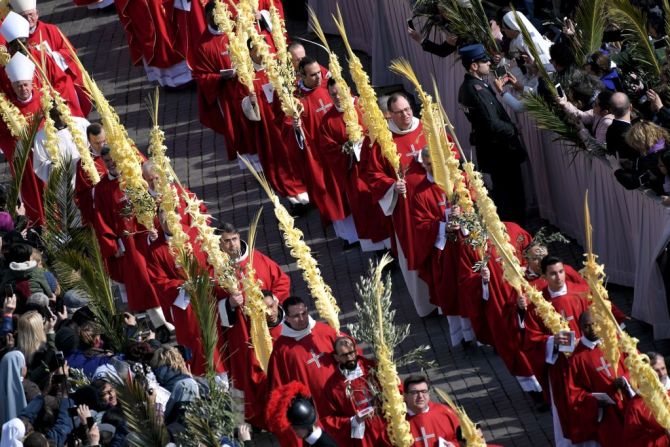 Cardenales y obispos hicieron una procesión sosteniendo palmas en la Plaza de San Pedro el 25 de marzo en El Vaticano.