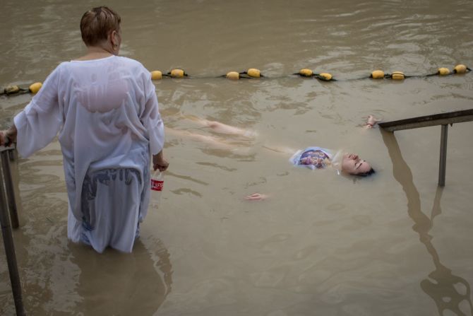 En Qasr El Yahud, Israel, turistas se bañan el las aguas de río Jordán el 28 de marzo de 2018. Miles de personas visitan este lugar sagrado para ser bautizadas o para hacer rituales de rededicacion. Se dice que este fue el lugar donde Jesús fue bautizado por Juan el Bautista.