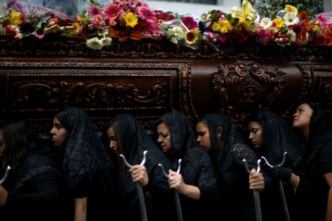 Devotas católicas hicieron parte de la Procesión de Jesús Nazareno de La Merced en Ciudad de Guatemala, el 27 de marzo de 2018.