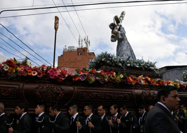 Una imagen de Jesucristo es transportada por devotos que hacen parte de la Procesión de Jesús Nazareno de La Merced en Ciudad de Guatemala, el 27 de marzo de 2018. Miles de cristianos de todo el mundo celebran la Semana Santa en conmemoración de la crucifixión y resurrección de Jesús.