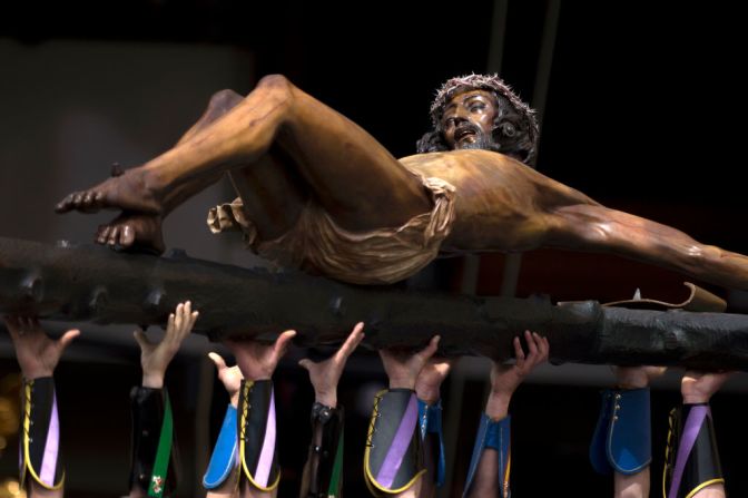 Legionarios españoles llevan la imagen de Cristo durante la procesión del Cristo de Mena, que aparece en esta imagen, en Málaga, en el sur de España.