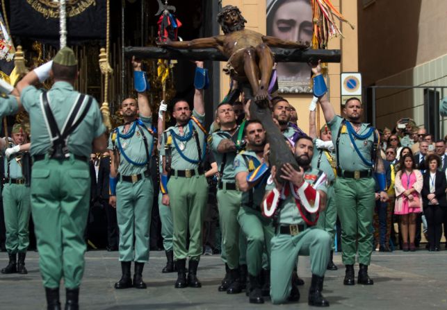 En Málaga, España, legionaros españoles transportaban el Cristo de la Buena Muerte a la Iglesia de Santo Domingo de Guzmán durante la procesión del Cristo de Mena en Semana Santa Cristo el 29 de marzo de 2018.