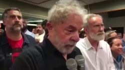 CNNE 510439 - atacan caravana de lula da silva en brasil