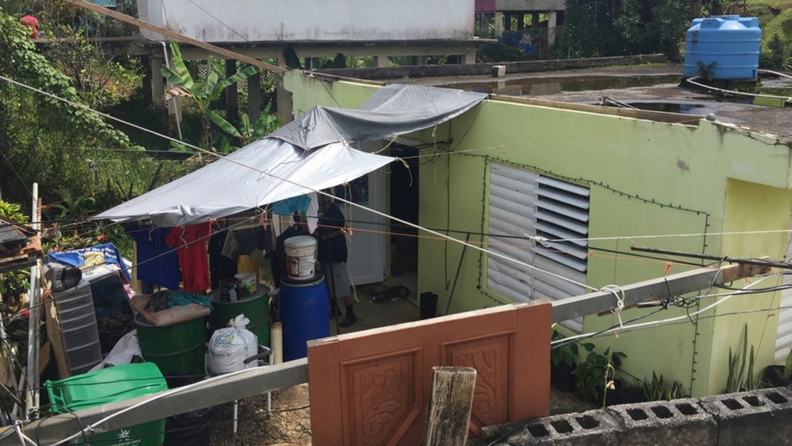 El techo de la casa de los Martínez, en Cayey, Puerto Rico, quedó dañado tras el paso del huracán María, dejando la casa con problemas de humedad y moho.