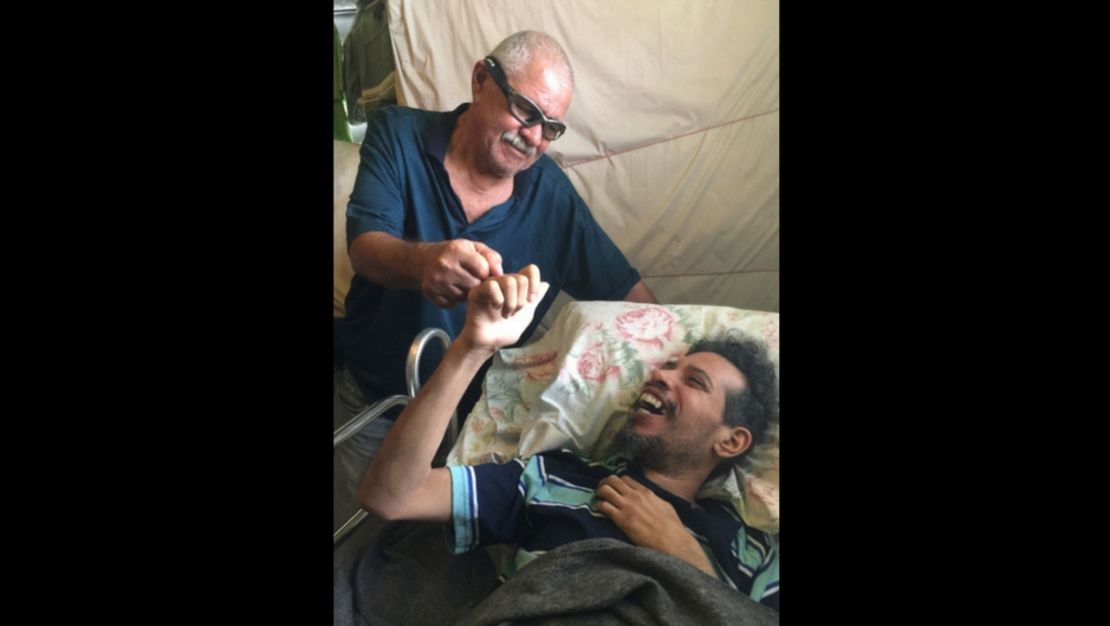 Osvaldo Martínez junto a su hijo, Osvaldo Daniel, cuyo mundo, en el último año, se ha visto confinado a una cama de hospital.