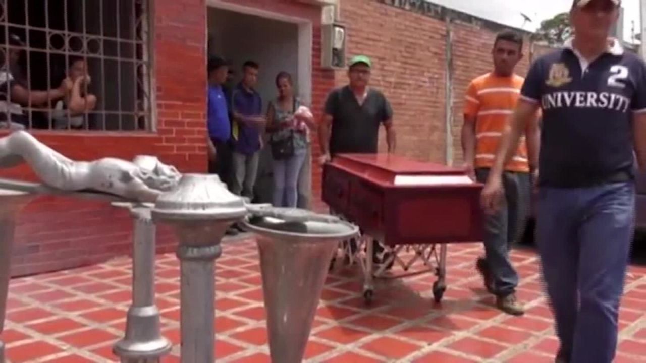 CNNE 510697 - familiares reconocen los cadaveres del incendio en la carcel de venezuela