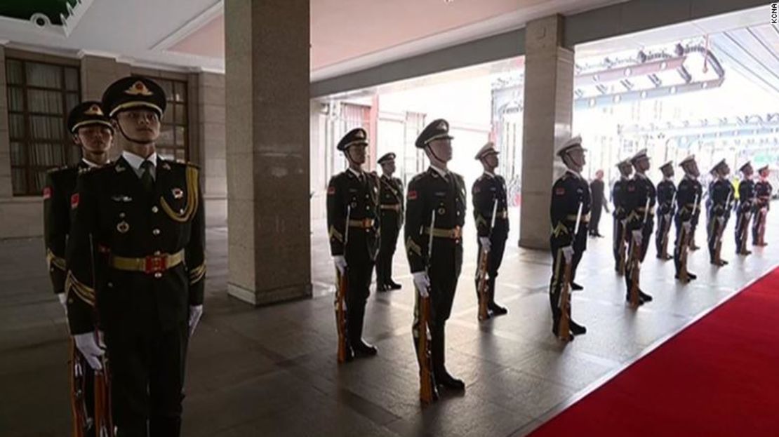 Kim recibe una bienvenida ceremonial en la estación de tren de Beijing.