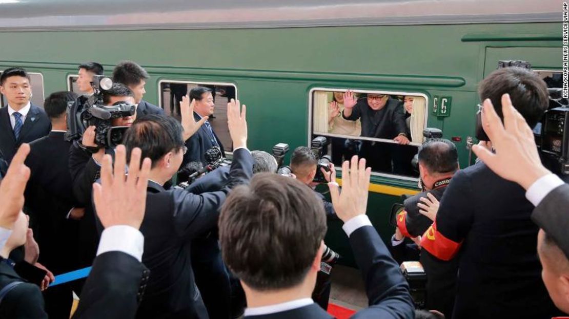 Kim Jong Un saluda durante su salida de la estación de Beijing el martes.