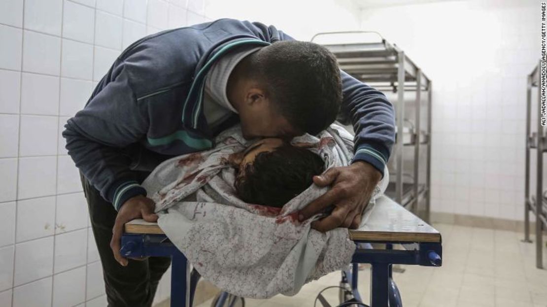 Un pariente de Omar Wahid Semmur (28), quien murió por fuego de artillería israelí mientras trabajaba en el campo, se lamenta en su funeral, en el Hospital Europeo de la ciudad de Gaza, este viernes 30 de marzo.