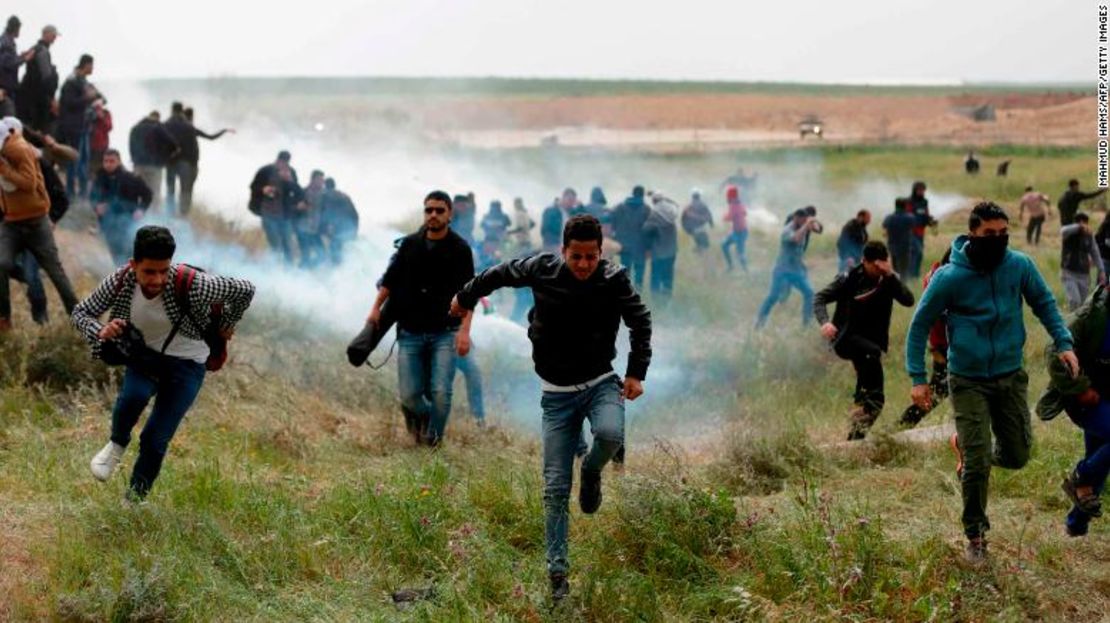 Manifestantes palestinos huyen del gas lacrimógeno durante los enfrentamientos cerca de la frontera con Israel, al este de la ciudad de Gaza durante una manifestación conmemorativa del Día de la Tierra, este viernes 30 de marzo.