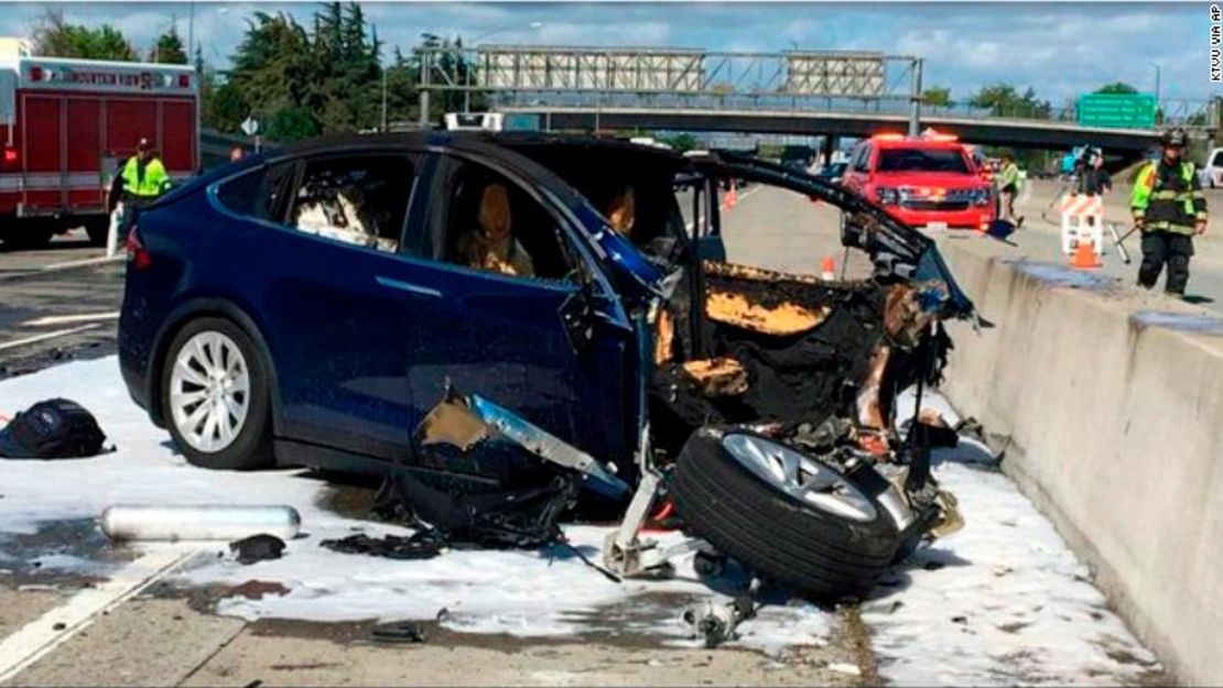 Un vehículo de Tesla chocó contra una barrera en una autopista de California cuando llevaba encendida la función de piloto automático. El conductor murió.