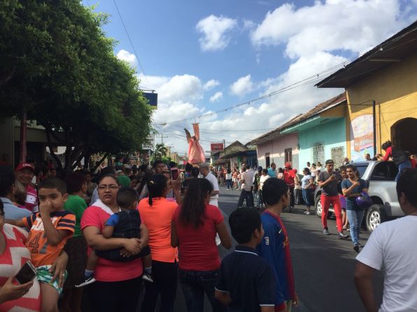 La procesión del encuentro se realiza en la mañana del último día de la Semana Santa, es decir, el Domingo Santo.