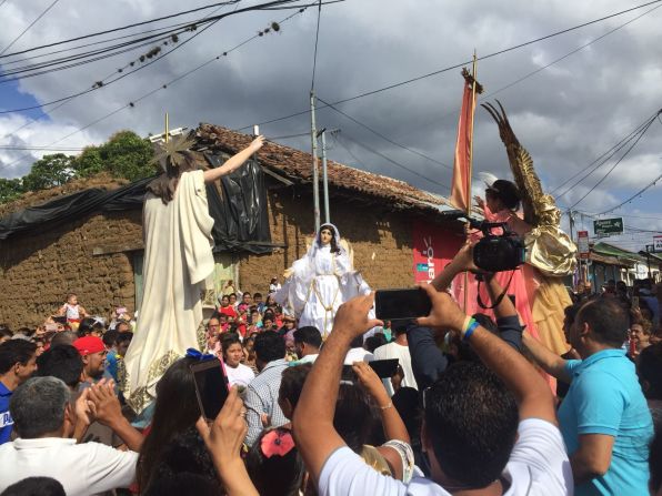 Tras la reunión, las procesiones vuelven con sus imágenes a sus puntos de partidas.