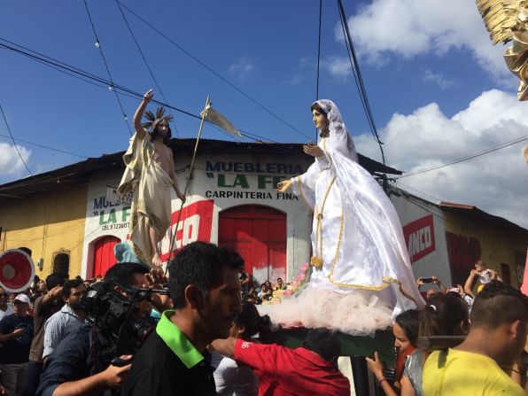 En un punto del recorrido los tres se encuentran y suena la música, la pólvora y los asistentes aplauden.