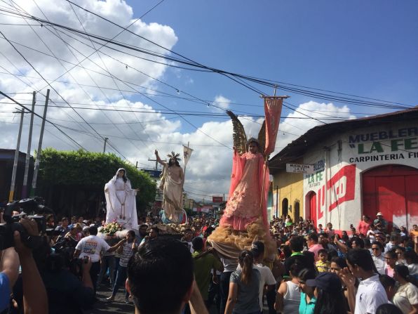 Del otro lado se encuentra la imagen de Jesús que viene al encuentro de su madre María.