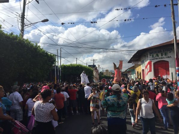 En esta expresión religiosa una niña vestida de ángel camina varias calles para anunciar a la Virgen María que su hijo Jesús ha resucitado.