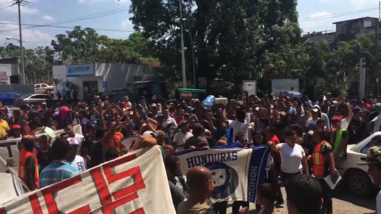 CNNE 511215 - avanza la caravana de inmigrantes hacia ee- uu