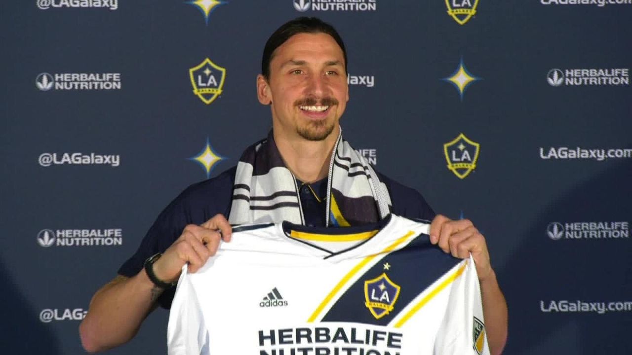 CNNE 511246 - asi recibieron a zlatan ibrahimovic los hinchas del l-a- galaxy