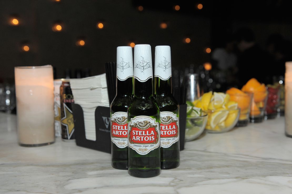 Botellas de Stella Artois en la barra de una fiesta de Hollywood. Foto referencial.