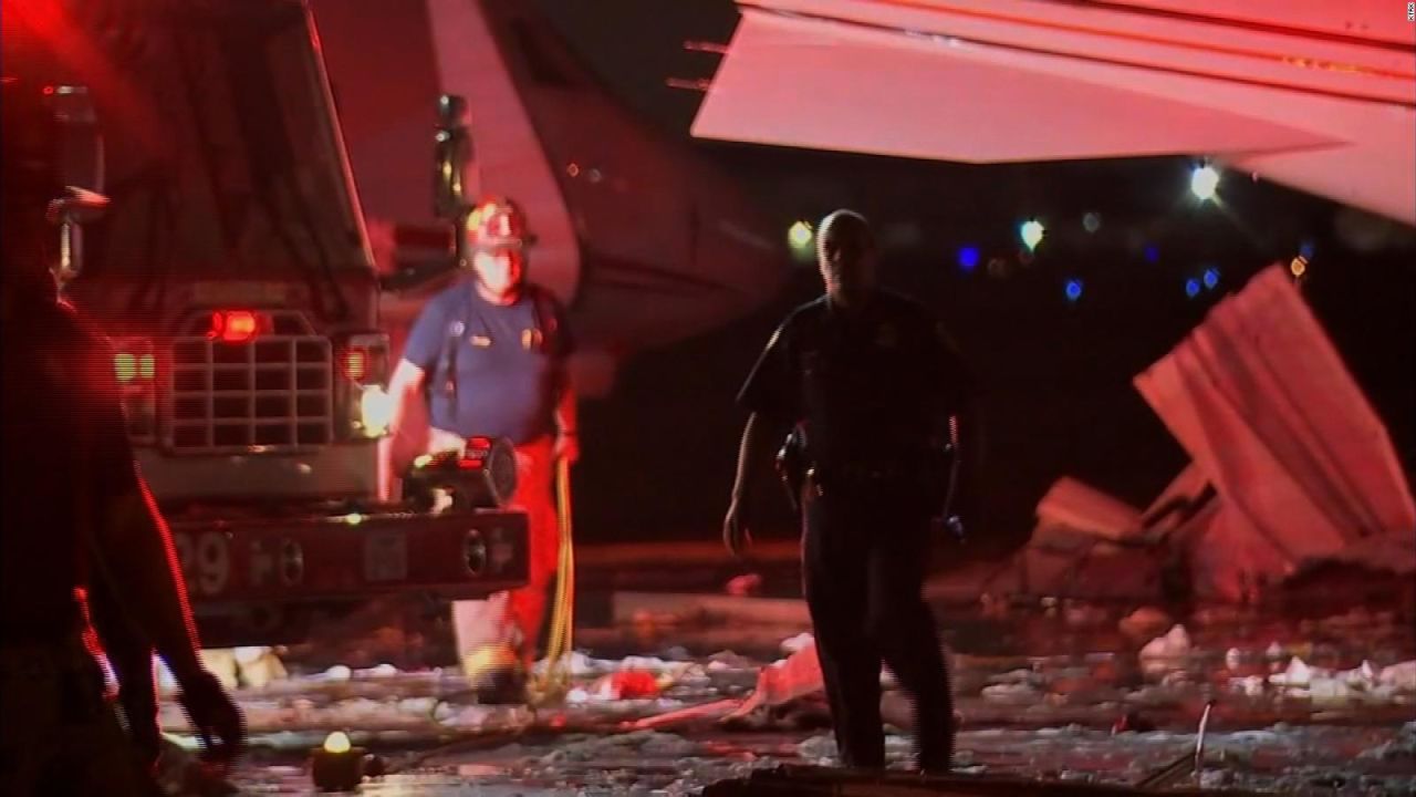 CNNE 511690 - un hangar destrozado y varios aviones danados deja tormenta en houston