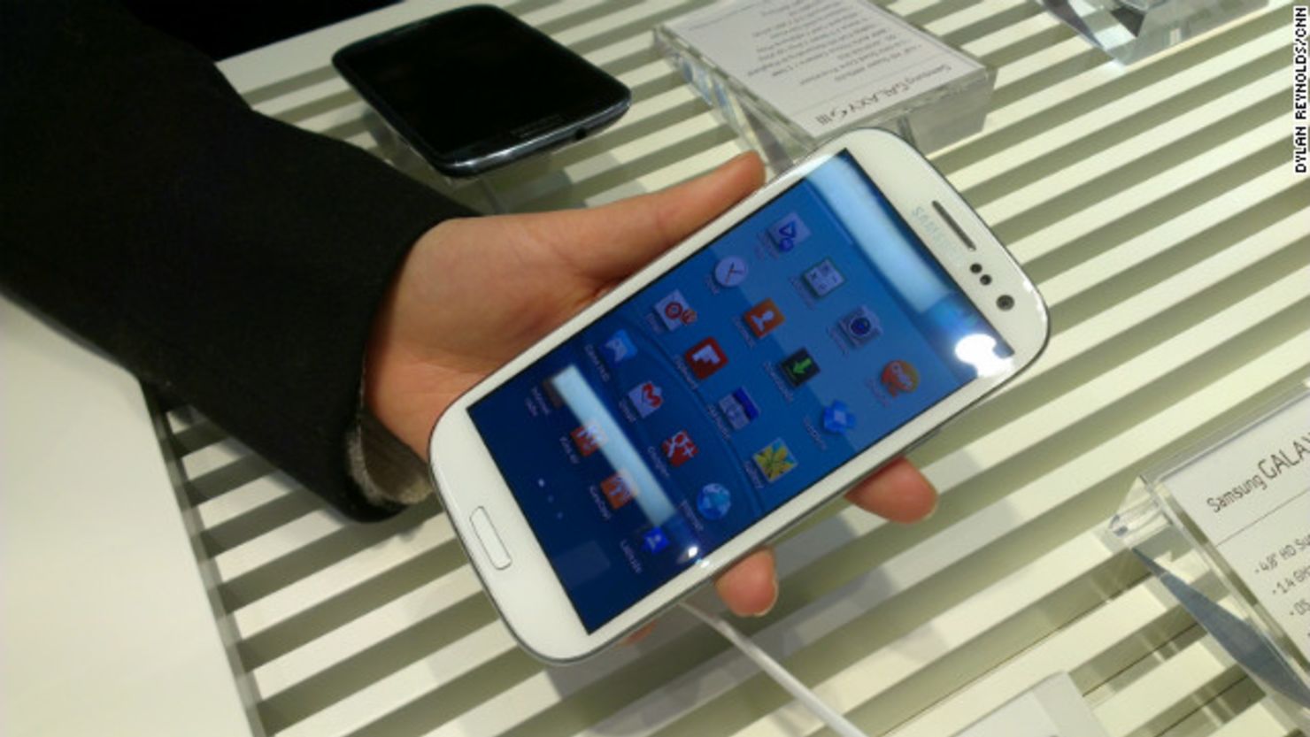 El Samsung Galaxy S III es uno de los principales competidores del nuevo teléfono de Apple.
