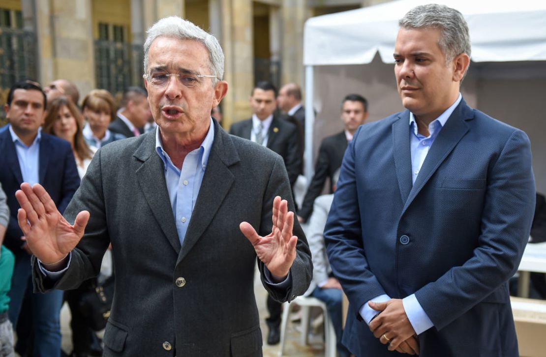 El expresidente y senador Álvaro Uribe Vélez habla junto al candidato presidencial del Centro Democrático, Iván Duque, luego de depositar su voto en las elecciones parlamentarias y consulta popular del 11 de marzo en Bogotá.