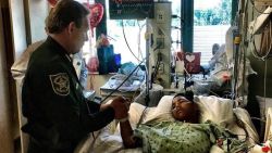 CNNE 511753 - sale del hospital joven venezolano herido en parkland