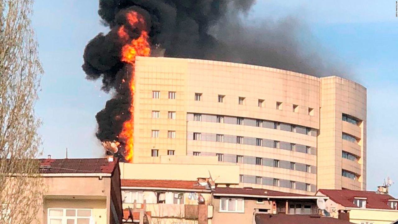 CNNE 512174 - bomberos combaten incendio en hospital durante horas