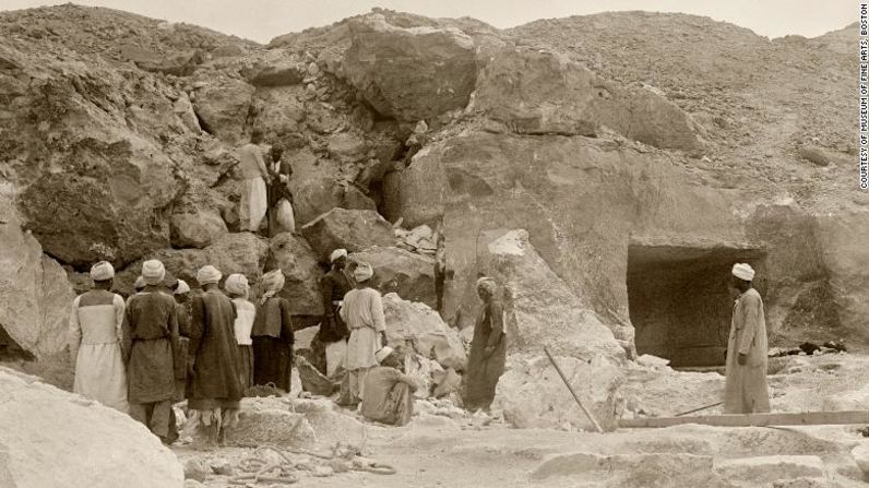 La excavación en la tumba Djehutynakht en 1915 por un equipo de arqueólogos de la Universidad de Harvard y el Museo de bellas artes de Boston.