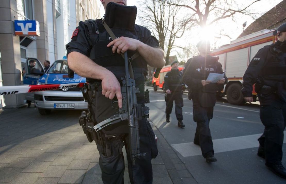 Policías armados en la zona donde un conductor estrelló su vehículo contra una terraza en Münster, Alemania.