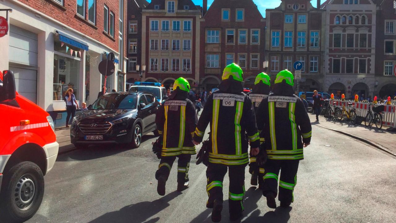 CNNE 512682 - un vehiculo embiste a peatones en munster, alemania