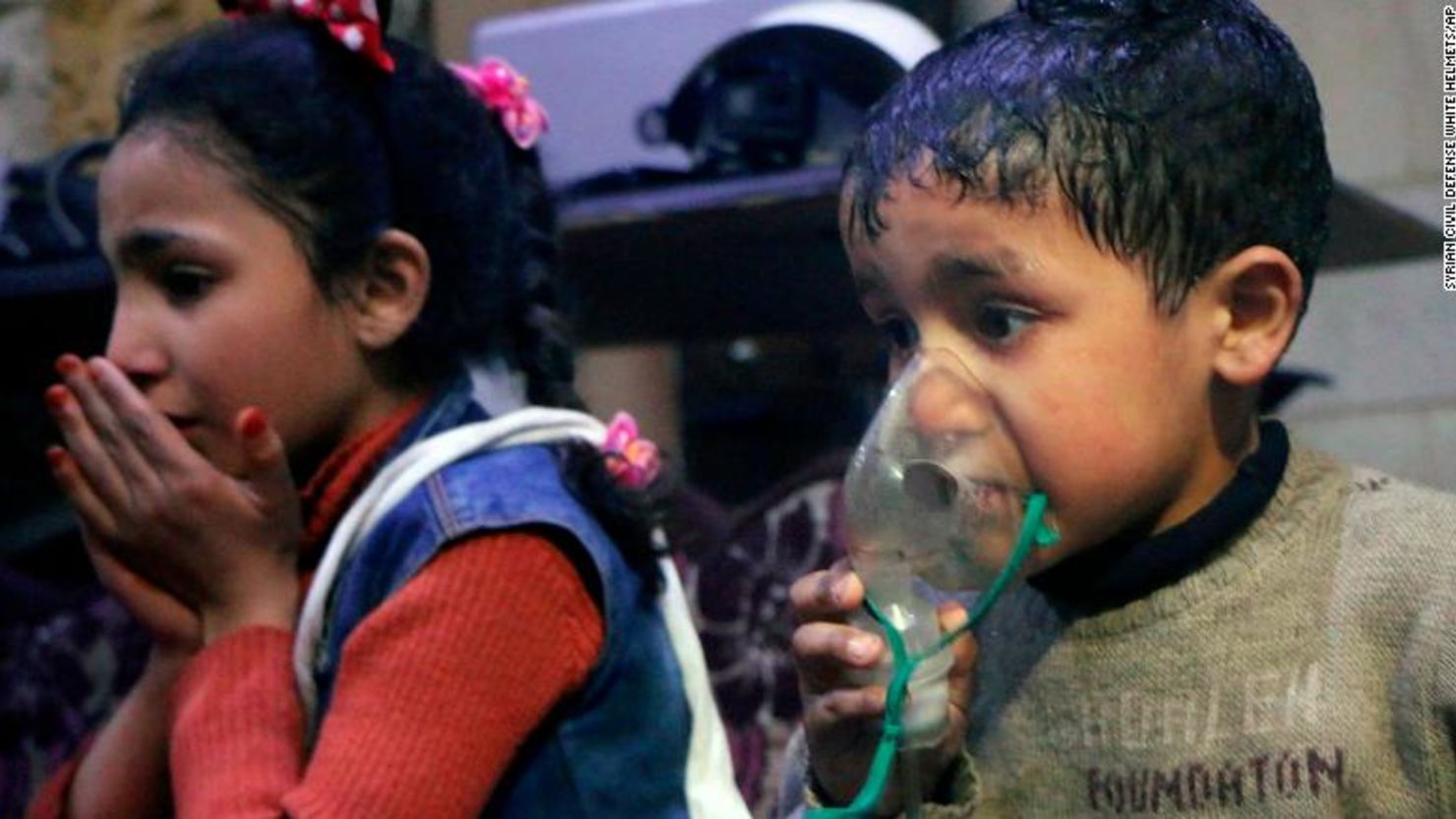 Un niño sirio recibe tratamiento tras el supuesto ataque con gases que habría lanzado el régimen sirio sobre la ciudad de Douma, en Guta Oriental, en una imagen entregada por los Cascos Blancos en Siria.
