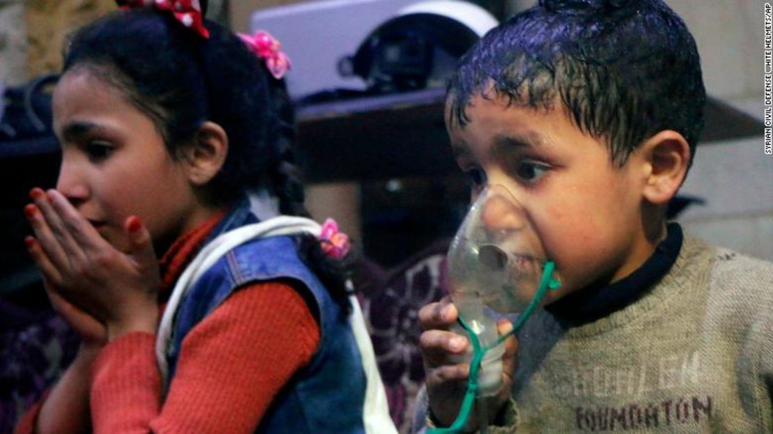 Un niño sirio recibe tratamiento tras el supuesto ataque con gases que habría lanzado el régimen sirio sobre la ciudad de Duma, en Guta Oriental, en una imagen entregada por los Cascos Blancos en Siria.