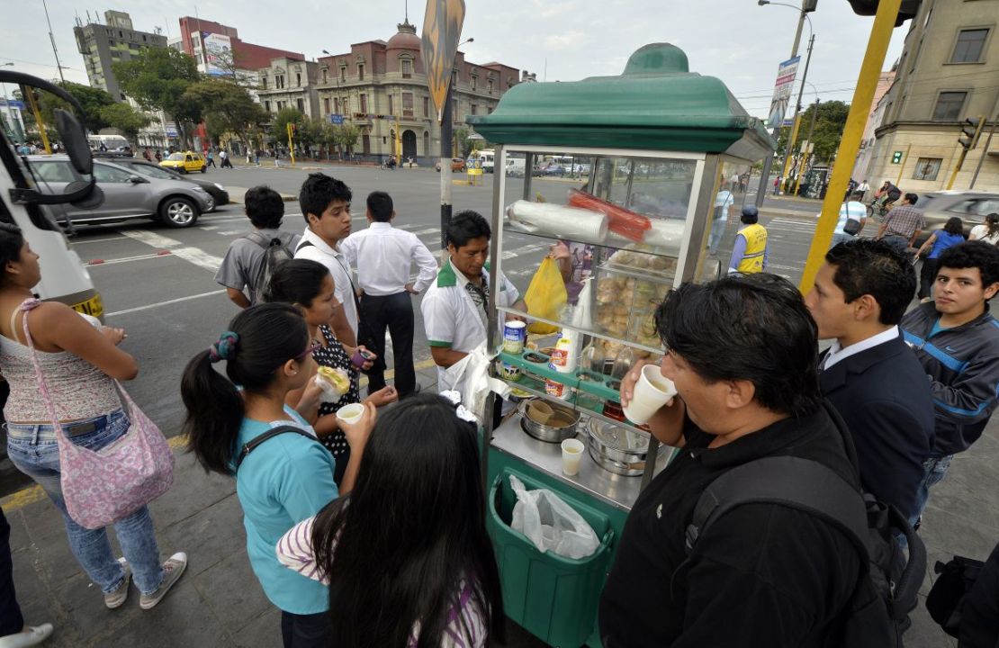 Una esquina de Lima con un puesto de venta de emoliente, una bebida caliente a base de hierbas.