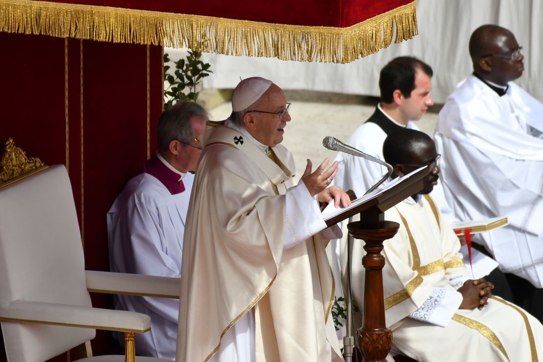 El papa Francisco en la misa del segundo domingo de Pascua, en el Vaticano.