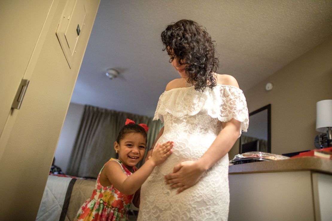 Mirel A. Marrero Misla con su hija de cuatro años en la habitación de hotel donde vive desplazada por el huracán Mara que asoló Puerto Rico en septiembre del 2017. Photo: Maite H. Mateo