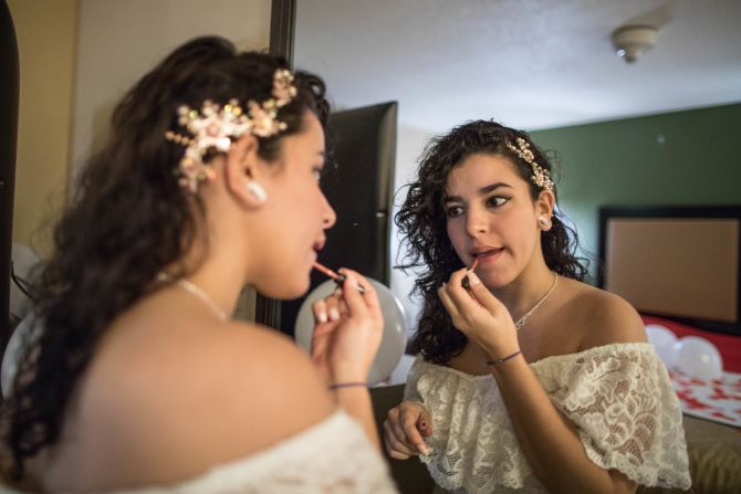 Mirel A. Marrero Misla se maquilla frente al espejo minutos antes de su boda en la habitación de hotel.