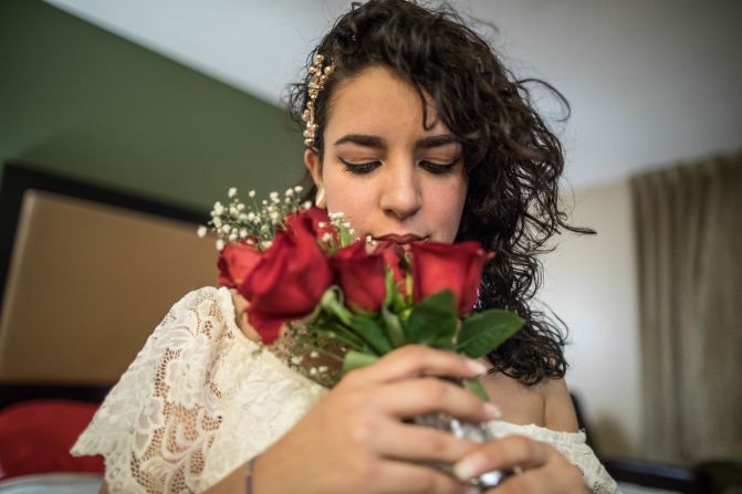 Mirel A. Marrero Misla con su ramo de novia minutos antes de su boda.