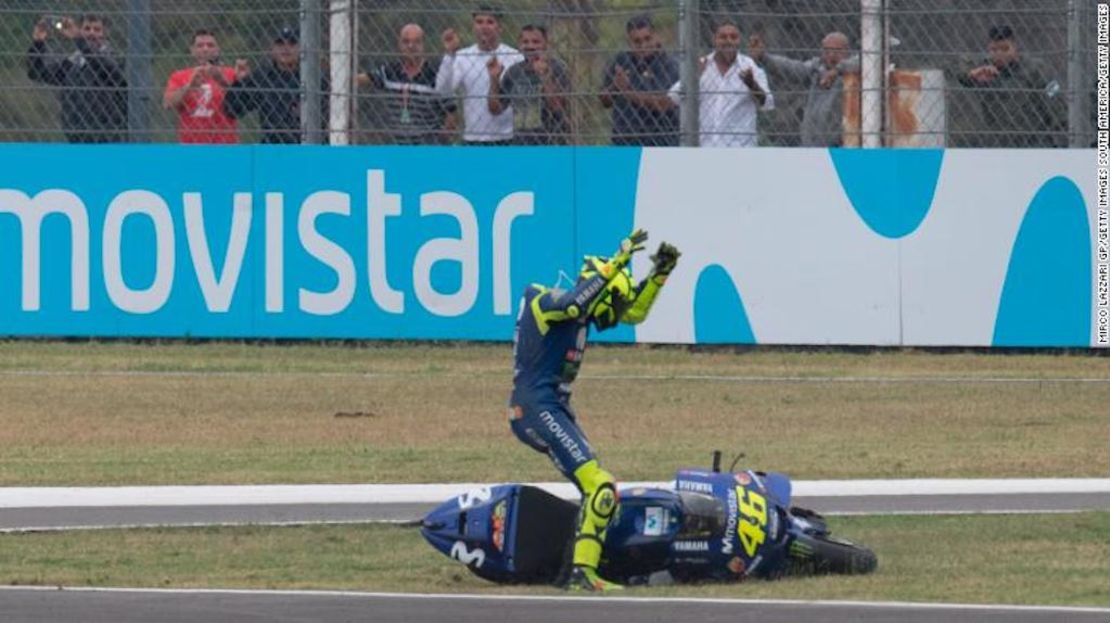 Valentino Rossi quedó furioso luego de que su rival Marc Márquez lo obligara a abandonar la pista.