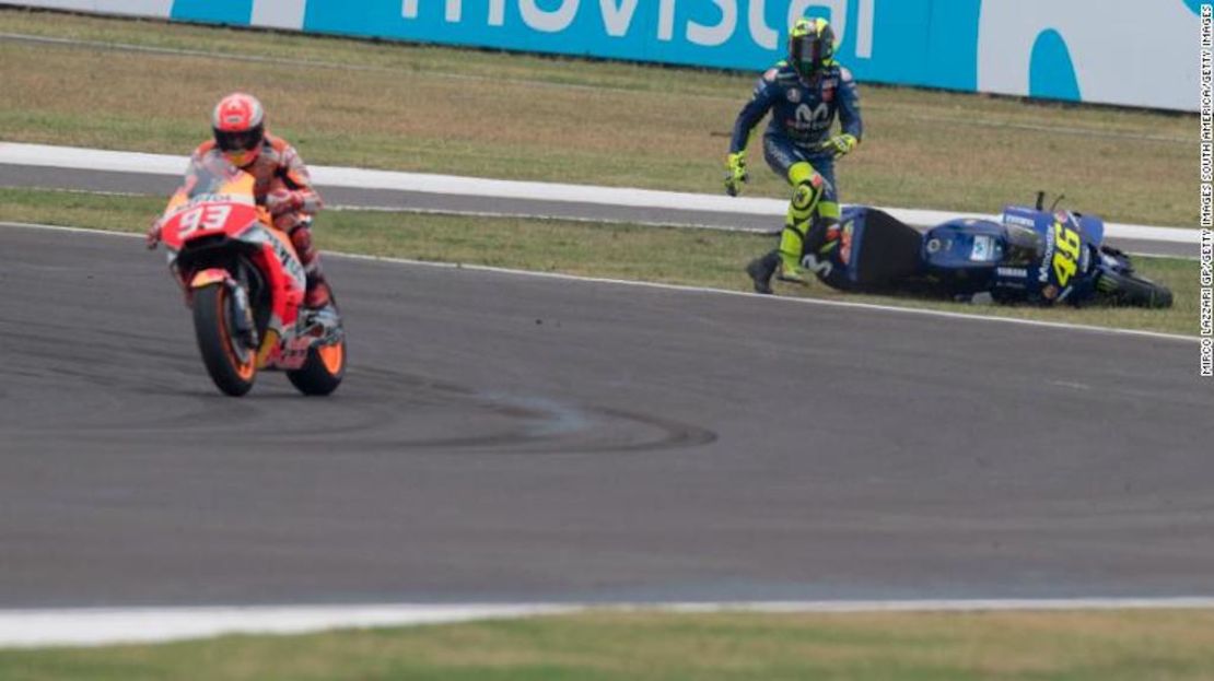 Marc Márquez, en la motocicleta, sobrepasa a Valentino Rossi en la MotoGP de Argentina.