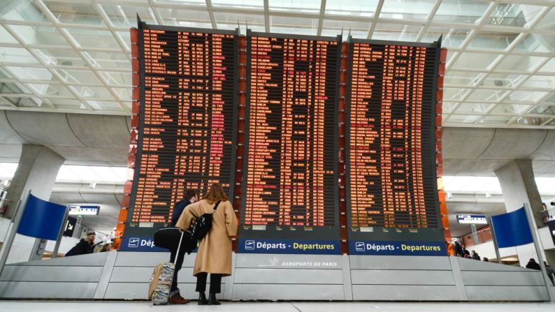 Los aeropuertos más congestionados del mundo: mientras los pasajeros pueden desear aeropuertos menos concurridos, las ciudades adoran resaltarlos y destacar el impacto de los vuelos en la economía local. Uno de los más populares es el aeropuerto de París-Charles de Gaulle (Francia), que ocupó el 10 lugar, con 69 millones de pasajeros, en los datos preliminares de la asociación Airports Council International (ACI). Recorre la galería para saber cuáles son los otros aeropuertos que entraron en el top 10 de los más congestionados del mundo.