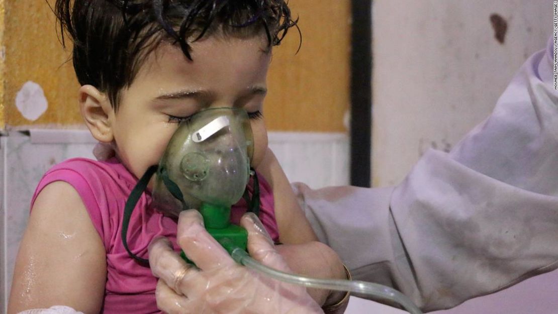 Damasco, Siria. Un niño afectado recibe tratamiento médico tras el presunto ataque químico perpetrado por las fuerzas de Assad el 8 de abril de 2018.