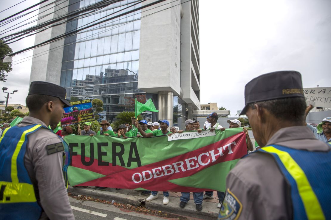 Los activistas del Movimiento Verde protestan frente a las oficinas corporativas de Odebrecht en Santo Domingo, exigiendo que la empresa sea expulsada del país y que se cancelen sus contratos. 21 de junio de 2017.