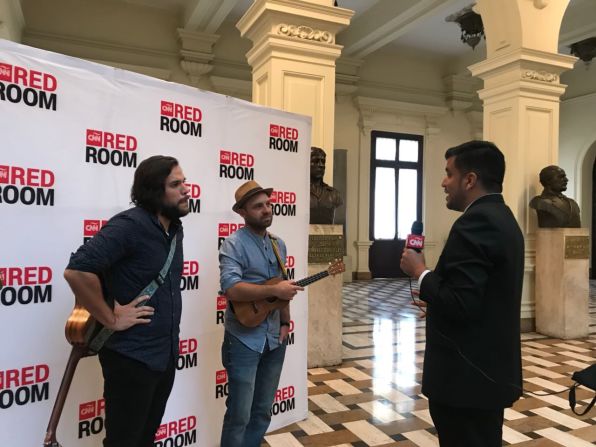 El grupo peruano de música indie folk We The Lion estuvo en el Red Room de CNN en Español.