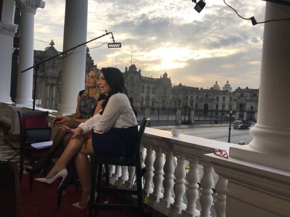 María Alejandra Requena y Alejandra Oraa transmiten en vivo Café CNN desde la Plaza de Armas.