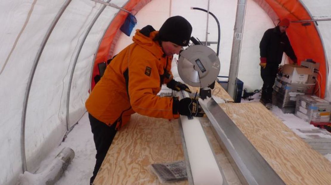 Liz Thomas, del British Antarctic Survey, analiza uno de los núcleos de hielo utilizados en el estudio.