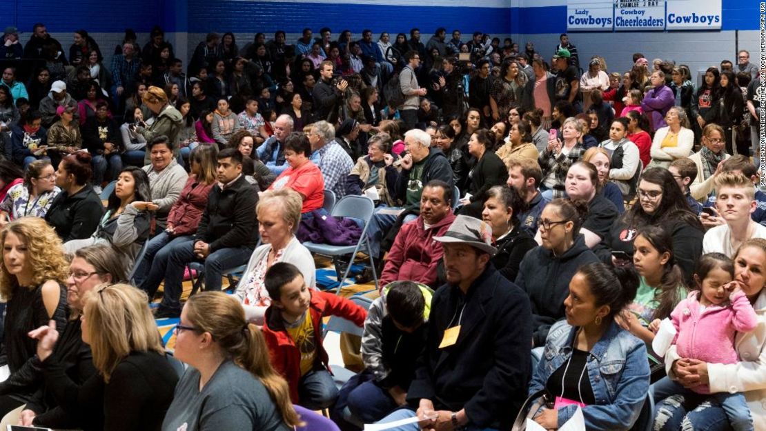 Un grupo de personas se reunió en el gimnasio de la escuela primaria Hillcrest en Morristown, Tennessee, el lunes, para una vigilia luego de que casi 100 personas fueran detenidas en una redada de inmigración.