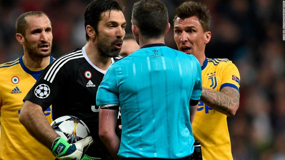 Buffón confronta al árbitro Michael Oliver.