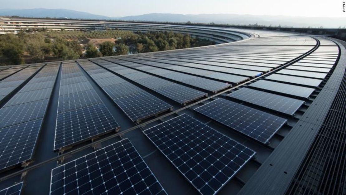 Paneles solares utilizados en Apple Park en Cupertino, California.