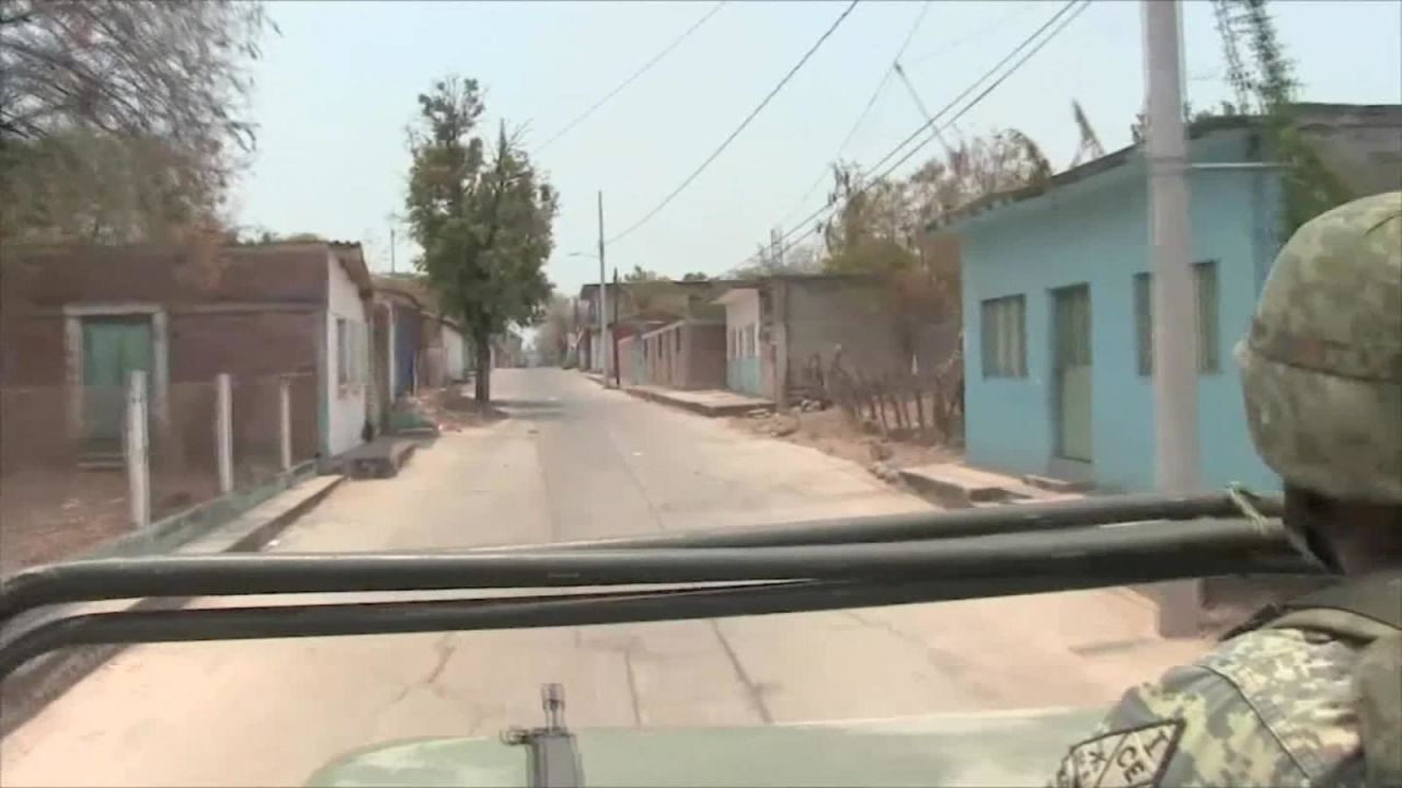 CNNE 514142 - habitantes de guerrero, mexico, huyen de la violencia